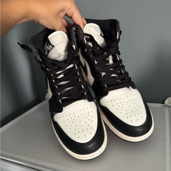 Jordan 1s Mocha 1s - 7y women’s 8.5 - Picture 2 of 4